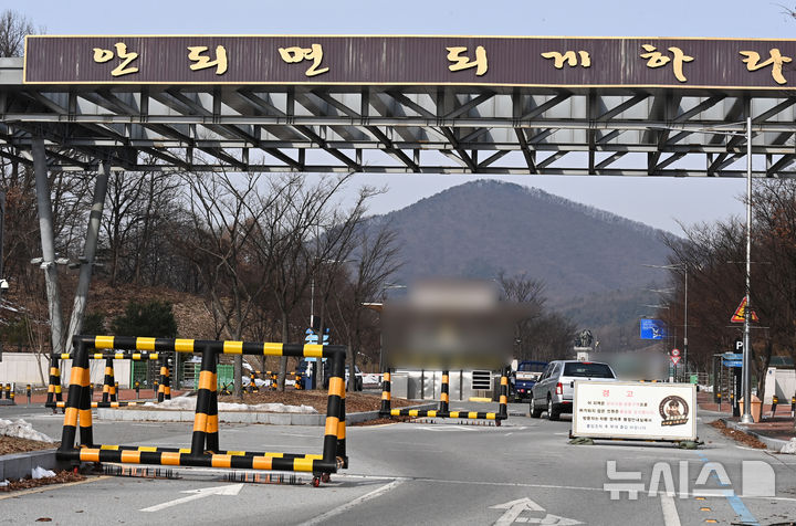 [이천=뉴시스] 김종택 기자 = 12·3 비상계엄 선포 사건을 수사하는 검찰 비상계엄 특별수사본부가 11일 경기도 이천시 특수전사령부에서 압수수색을 진행하고 있다. 사진은 이날 압수수색이 진행중인 특수전사령부 특전문 모습. 2024.12.11. jtk@newsis.com