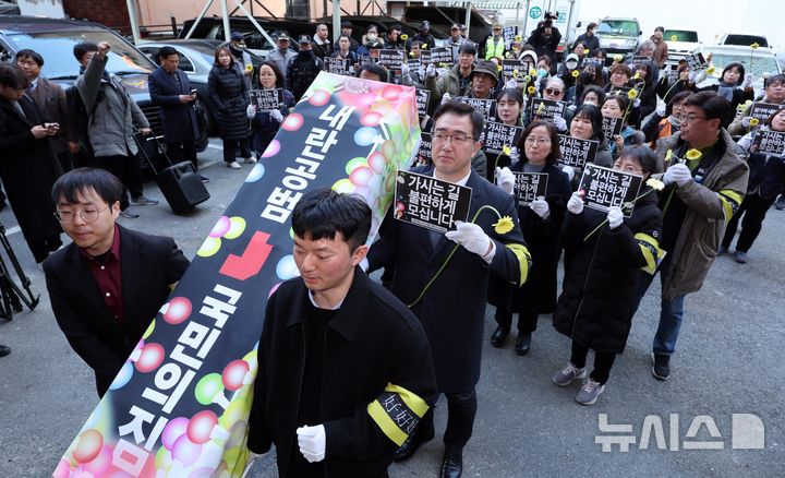 [부산=뉴시스] 하경민 기자 = '윤석열정권 퇴진 부산비상행동'이 11일 부산 수영구 국민의힘 부산시당 앞에서 국민의힘 사망선고 장례식 퍼포먼스를 펼치고 있다. 2024.12.11. yulnetphoto@newsis.com