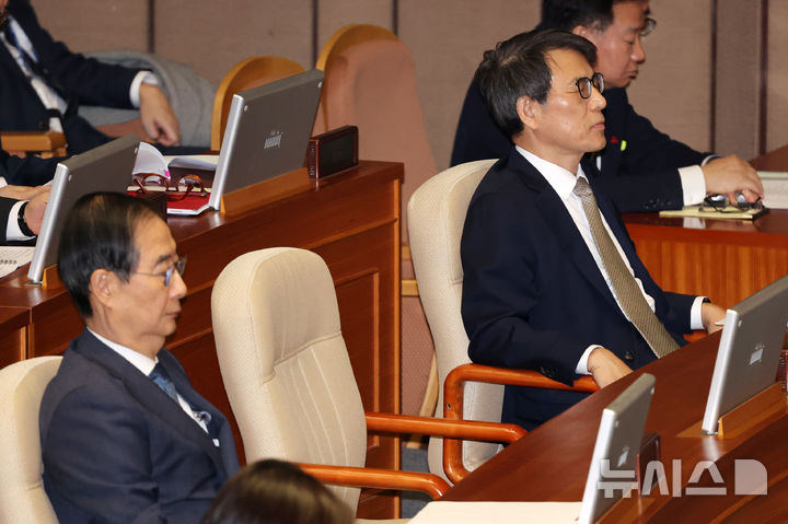 [서울=뉴시스] 조성우 기자 = 노태악(오른쪽) 선거관리위원장이 11일 오후 서울 여의도 국회에서 열린 제419회국회(임시회) 제1차 본회의 윤석열 대통령 위헌적 비상계엄 선포 내란행위 관련 긴급현안질문에 출석해 자리하고 있다. 왼쪽은 한덕수 국무총리. 2024.12.11. xconfind@newsis.com