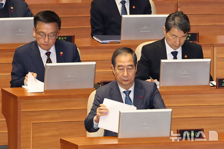 [서울=뉴시스] 권창회 기자 = 11일 오후 서울 여의도 국회에서 열린 제419회국회(임시회) 제1차 본회의 윤석열 대통령 위헌적 비상계엄 선포 내란행위 관련 긴급현안질문에서 한덕수 국무총리가 자료를 살펴보고 있다. 2024.12.11. kch0523@newsis.com