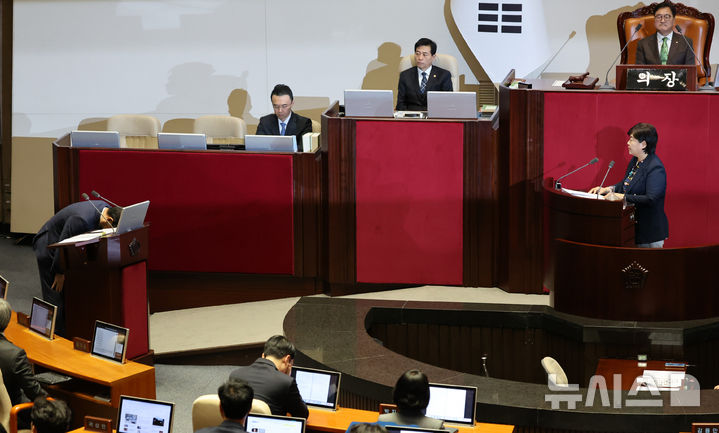 [서울=뉴시스] 조성우 기자 = 한덕수 국무총리가 11일 오후 서울 여의도 국회에서 열린 제419회국회(임시회) 제1차 본회의 윤석열 대통령 위헌적 비상계엄 선포 내란행위 관련 긴급현안질문에서 서영교 더불어민주당의 계엄 사태와 관련해 사과를 요구하자 고개를 숙이고 있다. 2024.12.11. xconfind@newsis.com