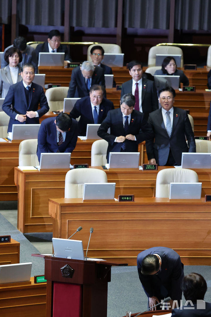 [서울=뉴시스] 권창회 기자 = 11일 오후 서울 여의도 국회에서 열린 제419회국회(임시회) 제1차 본회의 윤석열 대통령 위헌적 비상계엄 선포 내란행위 관련 긴급현안질문에서 한덕수 국무총리를 비롯한 국무위원들이 비상계엄사태 관련해 대국민 사과하고 있다. 2024.12.11. kch0523@newsis.com