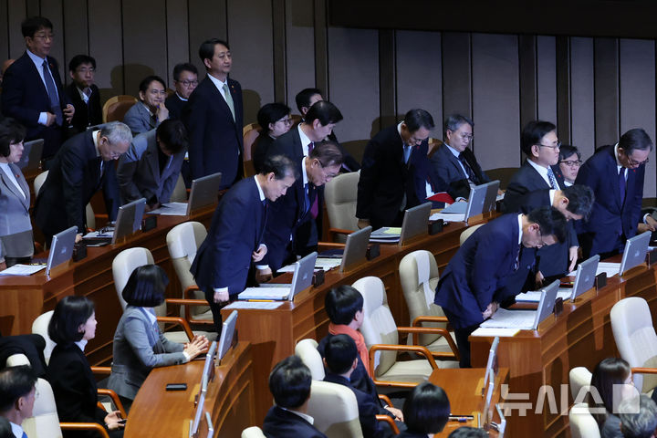 [서울=뉴시스] 조성우 기자 = 11일 오후 서울 여의도 국회에서 열린 제419회국회(임시회) 제1차 본회의 윤석열 대통령 위헌적 비상계엄 선포 내란행위 관련 긴급현안질문에 출석한 최상목 경제부총리 겸 기획재정부 장관과 이주호 사회부총리 겸 교육부 장관 등 국무위원들이 서영교 더불어민주당 의원의 계엄 사태와 관련해 사과를 요구하자 고개를 숙이고 있다. 2024.12.11. xconfind@newsis.com