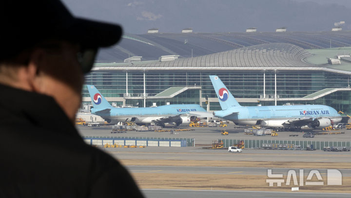 [인천=뉴시스] 최동준 기자 = 대한항공이 아시아나항공의 지분을 취득하며 기업결합 절차를 마무리하게 됐다.대한항공은 12일부터 아시아나항공의 최대주주가 된다. 사진은 11일 인천국제공항 전망대에서 바라본 공항 계류장 내 대한항공 모습. 2024.12.11. photocdj@newsis.com