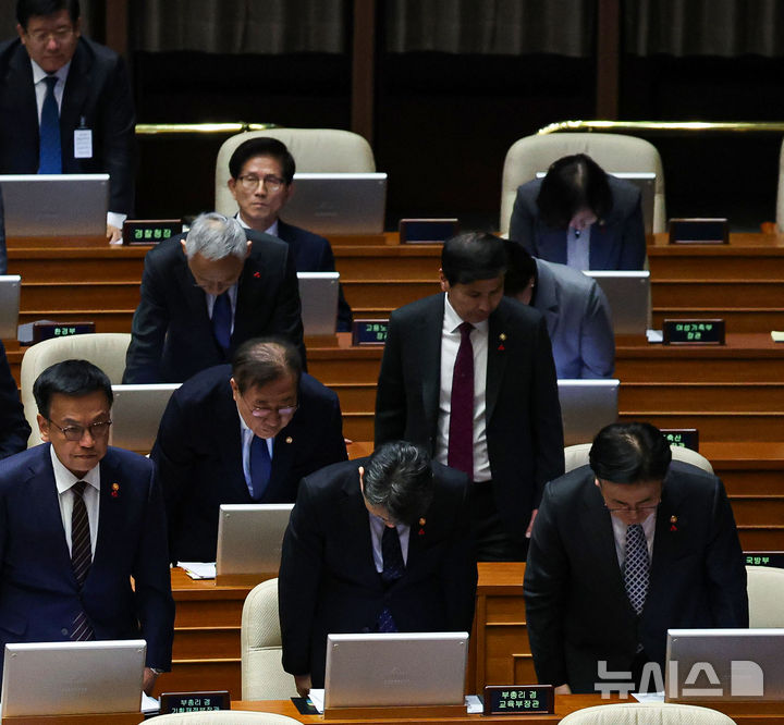 [서울=뉴시스] 권창회 기자 = 11일 오후 서울 여의도 국회에서 열린 제419회국회(임시회) 제1차 본회의 윤석열 대통령 위헌적 비상계엄 선포 내란행위 관련 긴급현안질문에서 국무위원들이 비상계엄사태 관련해 대국민 사과할때 김문수 고용노동부 장관은 자리에 앉아있다. 2024.12.11. kch0523@newsis.com