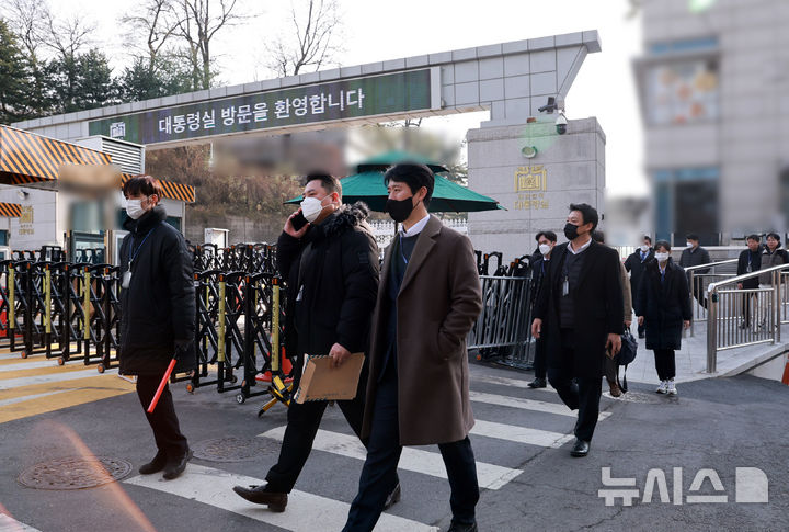 [서울=뉴시스] 조수정 기자 = '12·3 비상계엄 사태' 수사를 위해 대통령실 압수수색에 나선 경찰 국가수사본부(국수본) 관계자들이 11일 서울 용산 대통령실 민원실에서 나오고 있다. (대통령실통신사진기자단) 2024.12.11. chocrystal@newsis.com