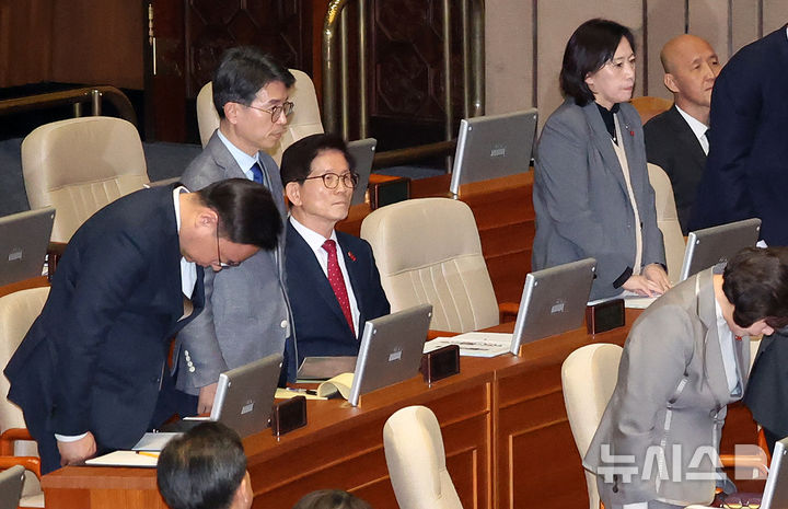 [서울=뉴시스] 조성우 기자 = 11일 오후 서울 여의도 국회에서 열린 제419회국회(임시회) 제1차 본회의 윤석열 대통령 위헌적 비상계엄 선포 내란행위 관련 긴급현안질문에 출석한 조규홍(왼쪽) 보건복지부 장관 등 국무위원들이 서영교 더불어민주당의 계엄 사태와 관련해 사과를 요구하자 자리에서 일어나 고개를 숙이고 있다. 김문수 고용노동부 장관은 자리에 앉아 있다. 2024.12.11. xconfind@newsis.com