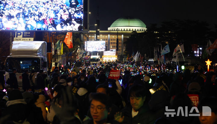 [서울=뉴시스] 전신 기자 = 11일 서울 여의도 국회의사당 앞에서 열린 윤석열 대통령 탄핵 촉구 촛불 집회에서 참가자들이 구호를 외치고 있다. 2024.12.11. photo1006@newsis.com