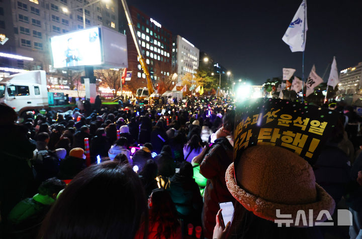 [서울=뉴시스] 전신 기자 = 11일 서울 여의도 국회의사당 앞에서 열린 윤석열 대통령 탄핵 촉구 촛불 집회에서 참가자들이 구호를 외치고 있다. 2024.12.11. photo1006@newsis.com