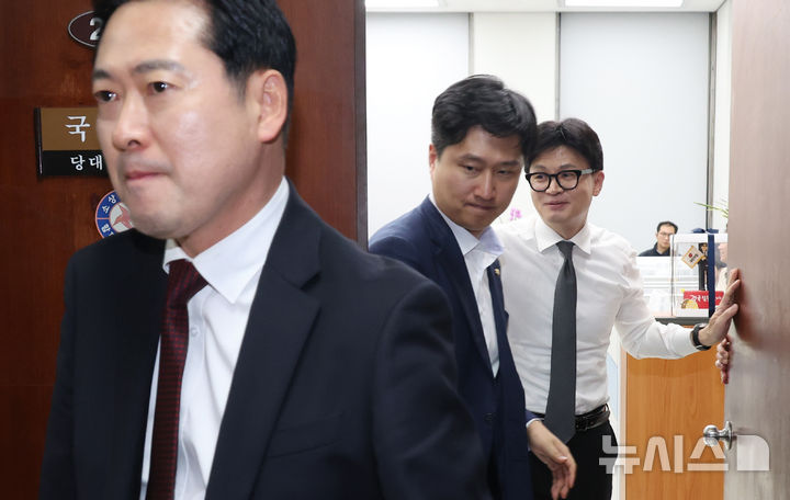 [서울=뉴시스] 고승민 기자 = 한동훈 국민의힘 대표가 지난 2024년 12월11일 서울 여의도 국회 당대표실에서 회의를 하던 중 잠시 문을 열어 장동혁, 우재준 의원을 배웅하고 있다. 2024.12.11. kkssmm99@newsis.com