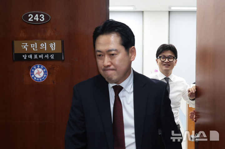 [서울=뉴시스] 고승민 기자 = 지난 2024년 12월 11일 당시 한동훈 국민의힘 대표가 서울 여의도 국회 당대표실에서 회의를 하던 중 잠시 문을 열어 장동혁 의원을 배웅하고 있다. 2024.12.11. kkssmm99@newsis.com