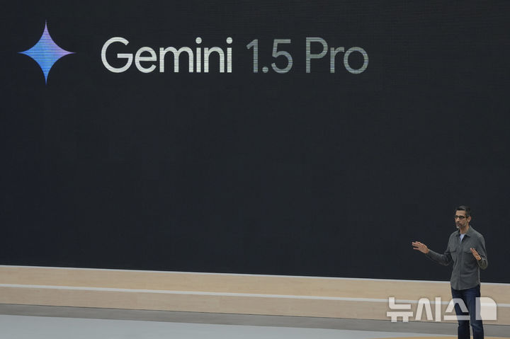 [마운틴뷰(캘리포니아주)=AP/뉴시스]구글이 최근 자사의 '인공지능(AI) 원칙' 업데이트를 통해 무기 또는 감시 등 유해한 목적으로 AI를 사용하지 않는다는 기존 내용을 삭제했다. 사진은 구글 모기업 알파벳의 최고경영자(CEO) 순다르 피차이가 지난해 5월14일 미 캘리포니아주 마운틴뷰에서 열린 구글I/O 행사에서 제미나이에 대해 설명하는 모습. 2025.2.5