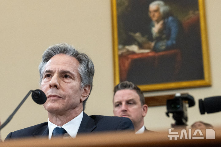 [AP/뉴시스] 토니 블링컨 미 국무장관이 11일 미 하원 외무위에서 아프간 및 시리아 관련 답변 진술을 하고 있다.