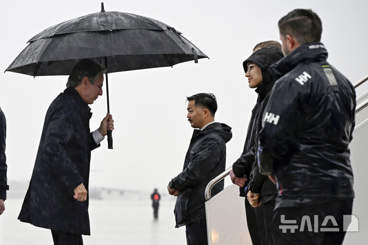 [메릴랜드=AP/뉴시스] 토니 블링컨 미국 국무장관이 11일(현지시각) 메릴랜드 앤드루스 공군 기지에서 요르단 등 중동 순방을 위해 전용기에 오르고 있다. 2024.12.12.
