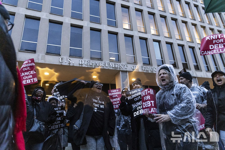 [워싱턴=AP/뉴시스] 퇴임을 앞둔 조 바이든 미국 대통령이 13일(현지시각) 학자금 대출자 15만명의 대출금을 탕감해주겠다고 발표했다. 사진은 지난달 11일 미국 워싱턴 교육부 앞에서 채무자 연대 고령 회원들이 집회를 열고 조 바이든 행정부의 임기 종료 전 노년층의 학자금 대출 잔액을 탕감해 줄 것을 촉구하는 모습. 2025.01.14.