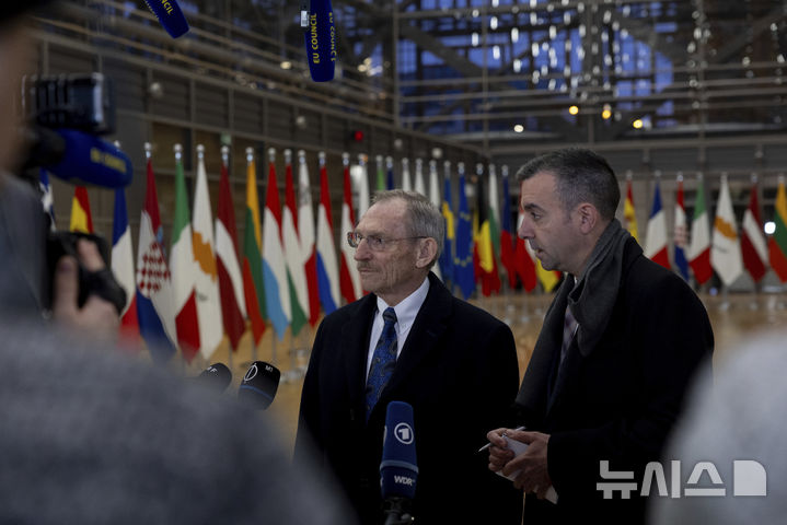 [AP/뉴시스] EU 순회의장국인 헝가리의 내무장관이 12일 벨기에 브뤼셀 유럽연합 정상회의본부 개최의 EU 내무 법무장관 회의에 참여하면서 취재진 질문에 답하고 있다 