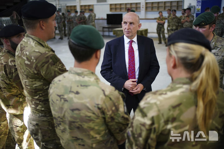 [리마솔(키프로스)=AP/뉴시스]존 헤일리 영국 국방장관이 지난 10월2일 키프로스 리마솔의 블러드하운드 기지에서 합동군 병사들과 이야기하고 있다. 영국 정부가 12일 과거 성적 지향이나 성 정체성 때문에 강제 전역하거나 다른 형태의 차별을 받았던 영국 재향군인들에 대한 부당한 대우는 영국 국가의 "도덕적 오점"이라며 보상을 결정함에 따라 이들은 1인당 최대 7만 파운드(약 1억2800만원)를 받을 수 있게 됐다. 2024.12.12.