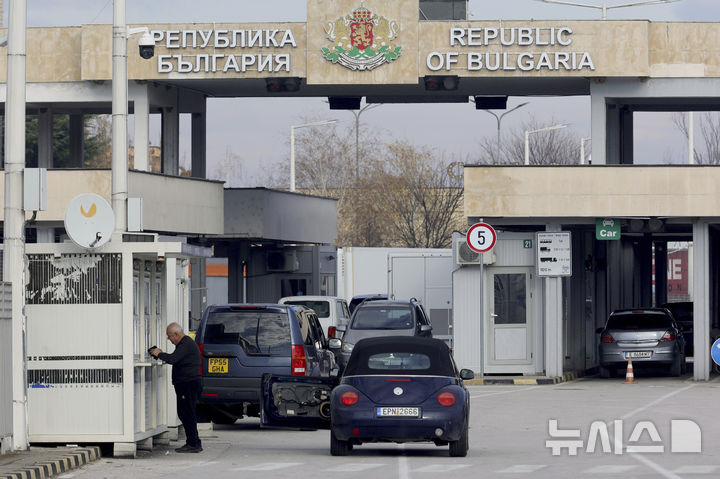[쿨라타=AP/뉴시스]불가리아와 루마니아가 1일(현지시각) 유럽에서 조약 가입국 사이 자유로운 통행을 보장하는 '솅겐 조약'의 정식 회원국이 됐다. 사진은 지난달 12일 불가리아 쿨라타에 있는 그리스와의 국경 검문소. 2025.01.01.