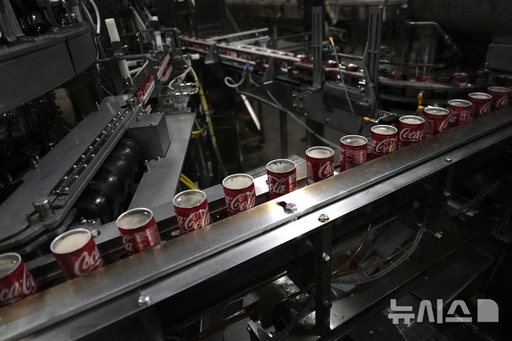 [덴버=AP/뉴시스] 미국 덴버 코카콜라 공장 컨베이어벨트의 모습. 2025.2.11