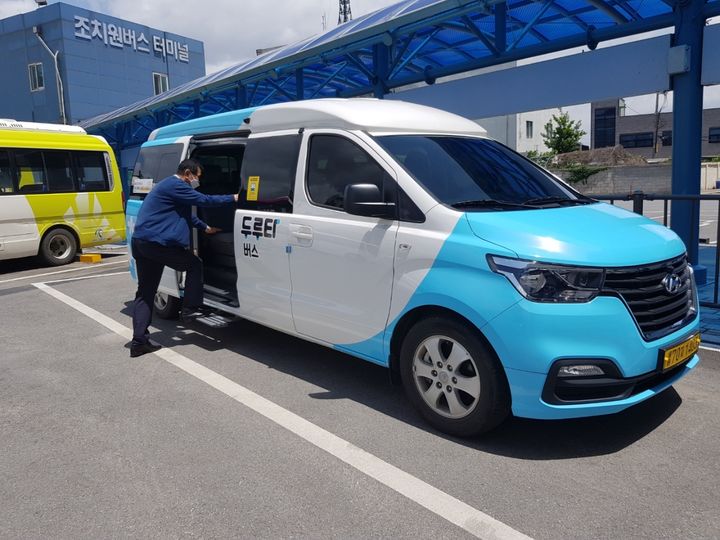 [세종=뉴시스] 세종시가 운행 중인 수요응답형두루타 버스.(사진=세종시 제공).2024.12.12. photo@newsis.com *재판매 및 DB 금지