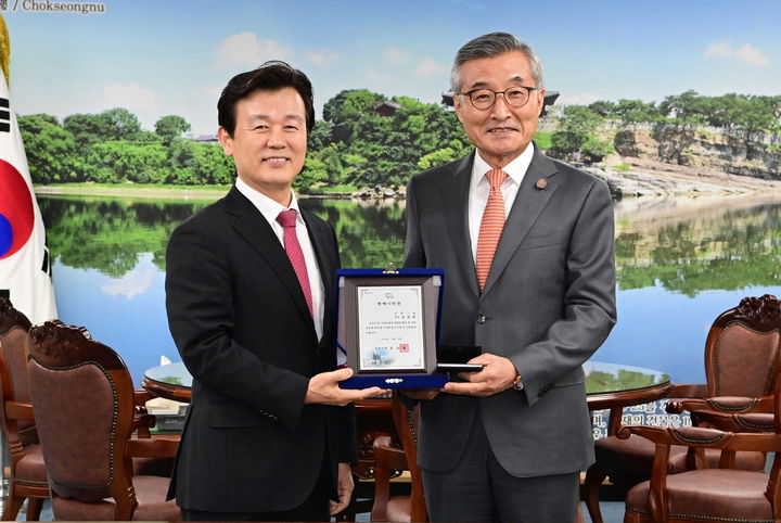 [진주=뉴시스]조규일 진주시장, 김상문 인광그룹 회장에게 ‘진주시 명예시민증’ 수여.(사진=진주시 제공).2024.12.12.photo@newsis.com *재판매 및 DB 금지