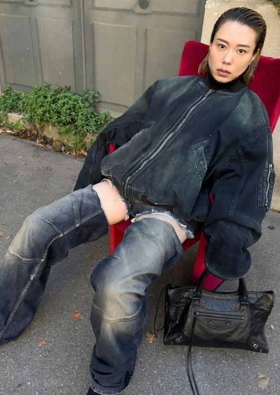 [서울=뉴시스]2024 파리 올림픽을 통해 주목받은 김예지 선수가 발렌시아가 2025 S/S 컬렉션 화보를 통해 모습을 보였다.(사진= 인스타그램 juergenteller_) *재판매 및 DB 금지