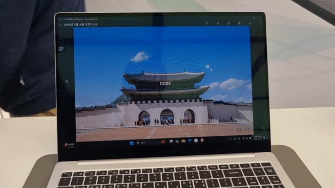[서울=뉴시스]삼성전자의 갤럭시 북5 Pro를 통해 광화문 사진을 드래그 하자 상세정보를 제공하는 모습. (사진=이지용 기자) 202412.12. leejy5223@newsis.com *재판매 및 DB 금지 *재판매 및 DB 금지