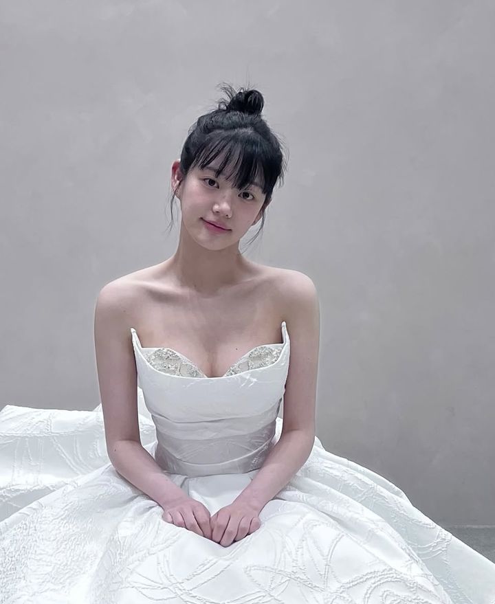 [서울=뉴시스] 이유비는 지난 11일 자신의 사회관계망서비스(SNS)에 "고르는 중. 핑크색 드레스는 없어"라는 글과 함께 사진을 올렸다. (사진=인스타그램 갈무리) *재판매 및 DB 금지