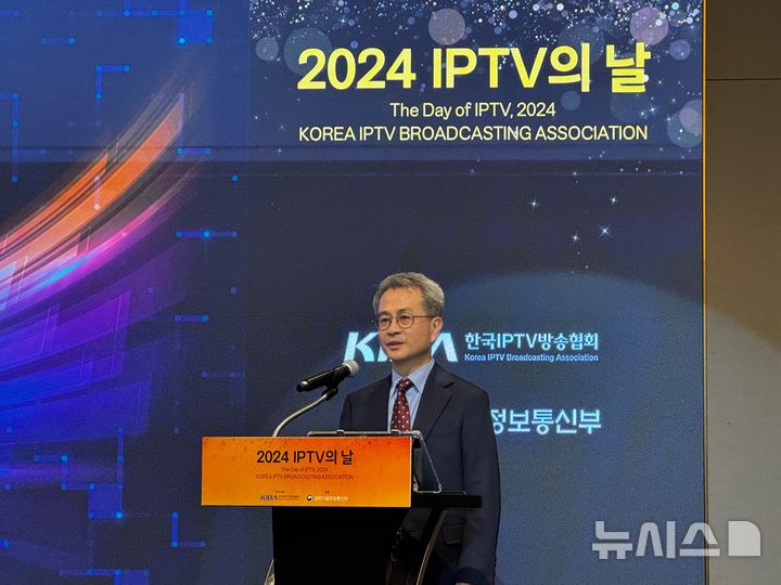 [서울=뉴시스] 임현규 KT경영지원부문장이 12일 IPTV방송협회 주최로 열린 'IPTV의 날'에서 기조강연을 했다. (사진=심지혜 기자)