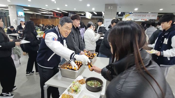 [천안=뉴시스] 11일 유길상 한국기술교육대 총장이 기말고사 기간을 맞아 재학생들에게 식사를 배식하고 있다. 2024.12.12. photo@newsis.com (사진=한기대 제공) *재판매 및 DB 금지