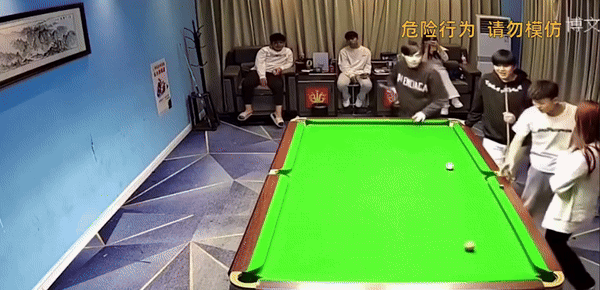 [서울=뉴시스] 당구장에서 게임이 잘 안 풀리자 발로 벽을 차 부순 남성의 모습이 포착됐다. (사진=시나뉴스) *재판매 및 DB 금지 *재판매 및 DB 금지