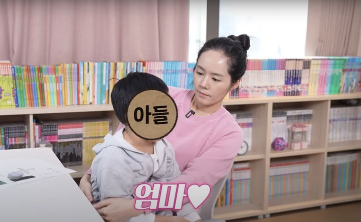 [서울=뉴시스] 11일 유튜브 채널 '자유부인 한가인'에는 '한가인 다 틀린 문제 1초 만에 맞혀버리는 영재 딸 클라스'라는 제목의 영상이 올라왔다. (사진=유튜브 갈무리) *재판매 및 DB 금지