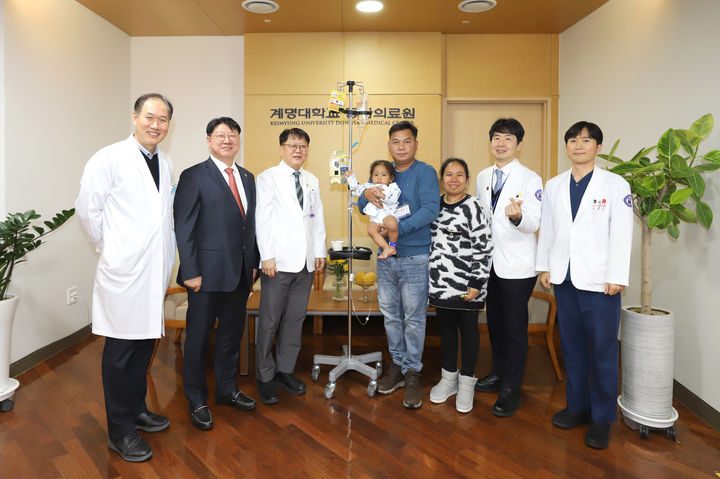 [대구=뉴시스] 계명대학교 동산의료원은 개원 125주년을 맞아 캄보디아 환아에게 무료 수술을 지원했다고 12일 밝혔다. (사진=계명대 동산의료원 제공) 2024.12.12. photo@newsis.com *재판매 및 DB 금지