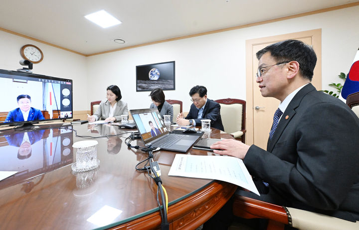 [세종=뉴시스]최상목 부총리 겸 기획재정부 장관이 12일 오후 서울 종로구 정부서울청사에서 가토 가쓰노부 일본 재무장관과 화상 면담을 하고 있다. (사진=기획재정부 제공) *재판매 및 DB 금지