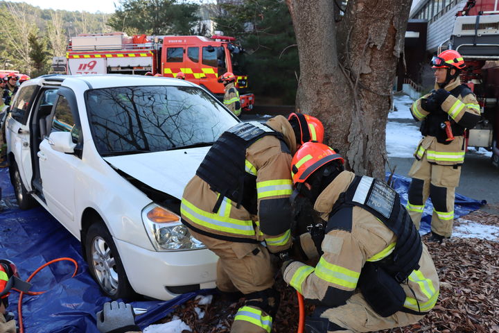 [안산=뉴시스] 경기도소방재난본부가 12일 오전 옛 한국해양과학기술원에서 남부권역 5개 관서 30명 구조대원이 참여하는 합동 구조훈련을 진행했다. 사진은 폐차를 활용해 다중추돌 사고를 가정, 인명구조 등을 진행하는 모습. (사진=경기도소방재난본부 제공) 2024.12.12. photo@newsis.com *재판매 및 DB 금지
