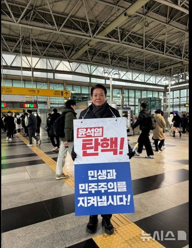 [안양=뉴시스] 최대호 시장 1인 시위 현장. (사진=최 시장 페이스북 캡처). 2024.12.12.photo@newsis.com