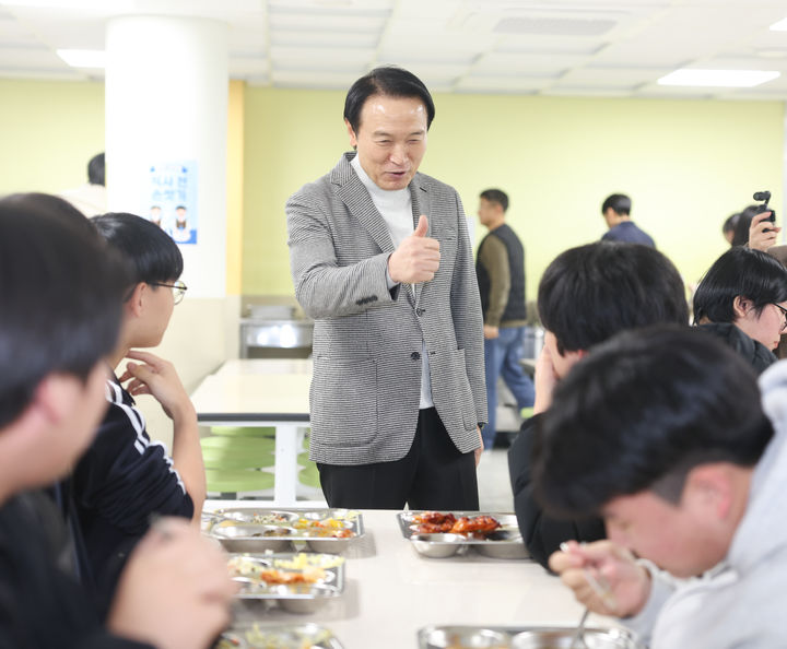 [수원=뉴시스] 임태희 경기도교육감이 12일 오후 경기 김포시에 소재한 운유고등학교를 찾아 학생들을 격려하고 있다. (사진=경기도교육청 제공) 2024.12.12. photo@newsis.com *재판매 및 DB 금지