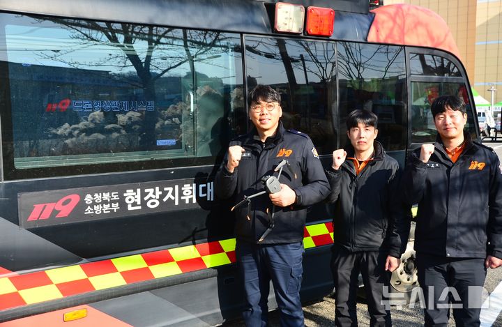 [청주=뉴시스] 서주영 기자 = 충북소방본부 긴급구조팀이 지난 11일 롯데아울렛 청주점에서 3D 매핑 작업에 앞서 소방드론관제차를 배경으로 사진 촬영을 하고 있다. 2024.11.12. juyeong@newsis.com *재판매 및 DB 금지