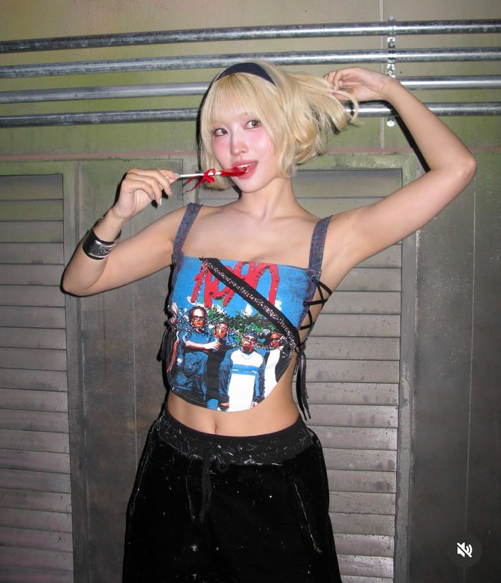 [서울=뉴시스] 모모는 11일 자신의 인스타그램에 신곡 'strategy'를 홍보하며 사진을 여러장 올렸다. (사진=인스타그램 갈무리) *재판매 및 DB 금지