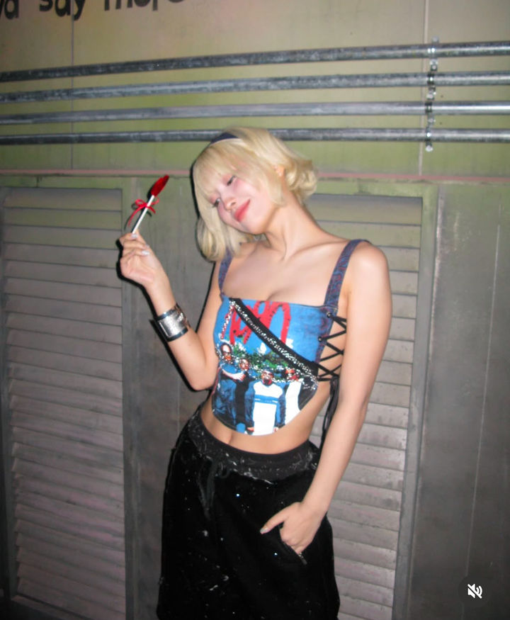 [서울=뉴시스] 모모는 11일 자신의 인스타그램에 신곡 'strategy'를 홍보하며 사진을 여러장 올렸다. (사진=인스타그램 갈무리) *재판매 및 DB 금지