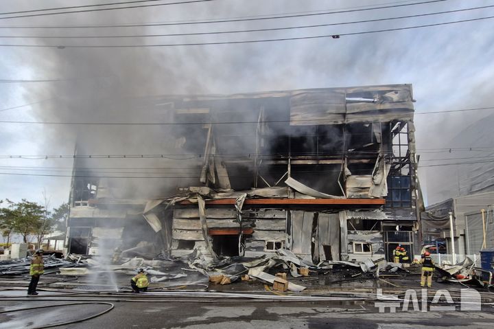 [인천=뉴시스] 이루비 기자 = 12일 오후 인천 서구 가좌동의 3층짜리 파티용품 제조공장 건물에서 원인이 밝혀지지 않은 불이 났다. (사진=인천소방본부 제공) 2024.12.12. photo@newsis.com *재판매 및 DB 금지