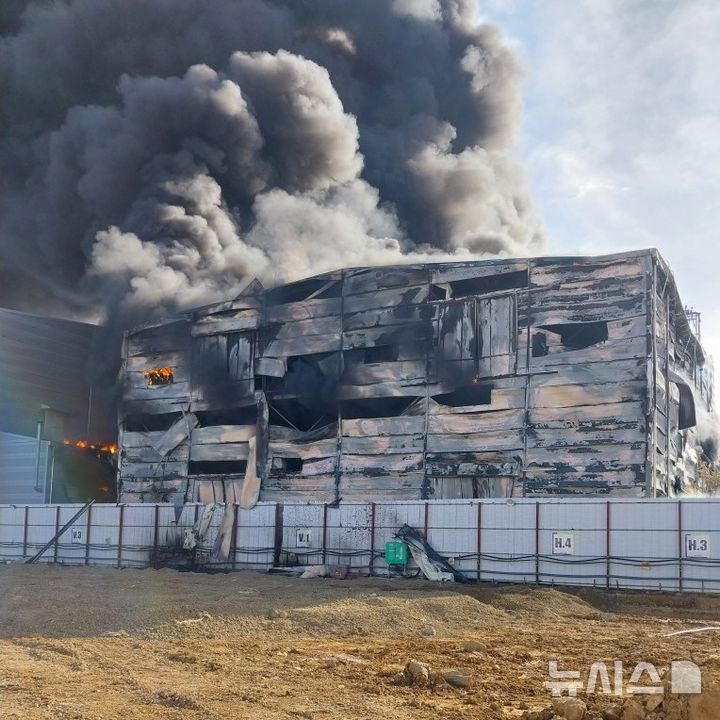 [인천=뉴시스] 이루비 기자 = 12일 오후 인천 서구 가좌동의 3층짜리 파티용품 제조공장 건물에서 원인이 밝혀지지 않은 불이 났다. (사진=인천소방본부 제공) 2024.12.12. photo@newsis.com *재판매 및 DB 금지