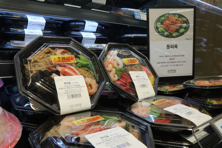 [서울=뉴시스] 이마트가 연말을 맞아 중화요리를 업그레이드한 동파육·양장피·유산슬 중식 3종을 선보인다고 13일 밝혔다. (사진=이마트 제공) *재판매 및 DB 금지