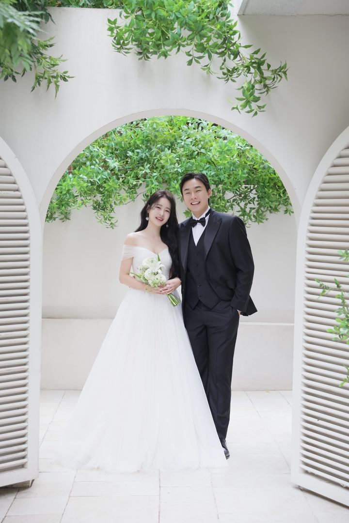 [서울=뉴시스] 프로야구 한화 이글스 한승혁이 오는 14일 신부 김도아씨와 결혼식을 올린다. (사진=한화 이글스 제공) 2024.12.12. *재판매 및 DB 금지