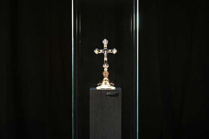 [서울=뉴시스] 전 세계 단 3점 존재하는 성 십자가의 나뭇조각이 담긴 발레리오 벨리의 'CROSS'가 롯데뮤지엄에서 최초 공개됐다. (사진=롯데물산 제공) *재판매 및 DB 금지