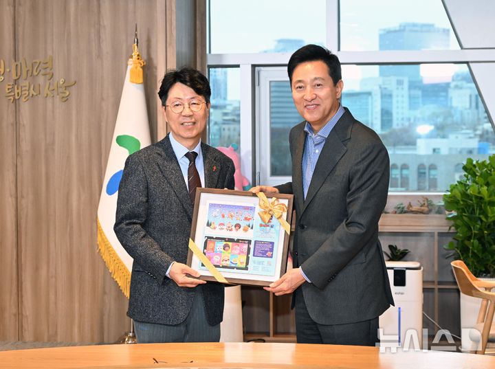[서울=뉴시스]오세훈 서울시장이 12일 '크리스마스 씰(Seal)' 결핵 퇴치 성금을 전달했다. (사진=서울시 제공). 2024.12.12. photo@newsis.com 