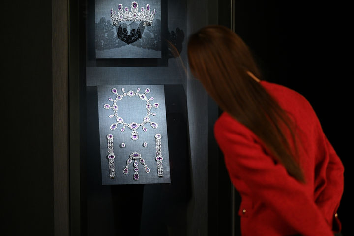 [서울=뉴시스] ] 100여 개가 넘는 천연 핑크 토파즈와 다이아몬드가 완벽한 조화를 이루며 티아라의 호화로움을 보여주는 독일 뷔르템베르크 왕가의 파뤼르(사진=롯데물산 제공) *재판매 및 DB 금지