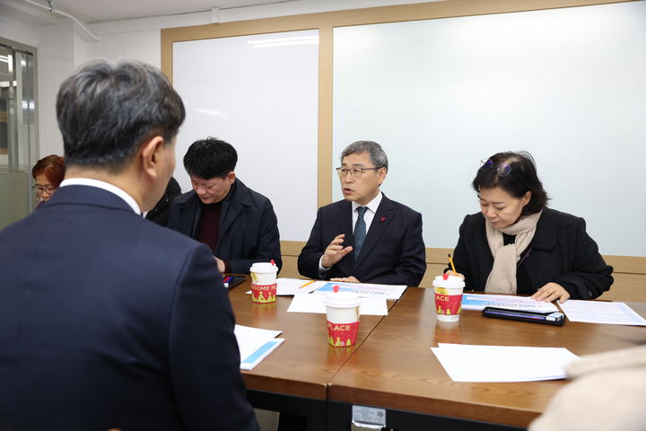 [서울=뉴시스] 정근식 서울시교육감이 12일 오후 충암고 방문해 간담회를 하는 모습 (사진=서울시교육청 제공) 2024.12.12. photo@newsis.com *재판매 및 DB 금지