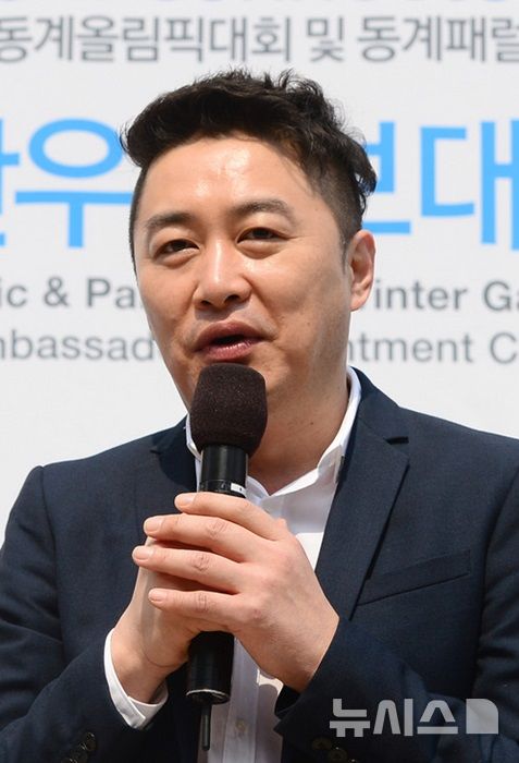 [서울=뉴시스]임태훈 기자 = 28일 오전 서울 중구 롯데백화점 본점에서 열린 2018 평창 공식스토어 오픈 행사에서 홍보대사로 위촉된 개그맨 정찬우가 인사말을 하고 있다. 2017.05.28. taehoonlim@newsis.com