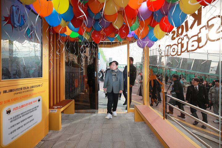 주광덕 남양주시장이 새로 조성된 어린이 안심승강장을 둘러보고 있다. (사진=남양주시 제공) photo@newsis.com *재판매 및 DB 금지